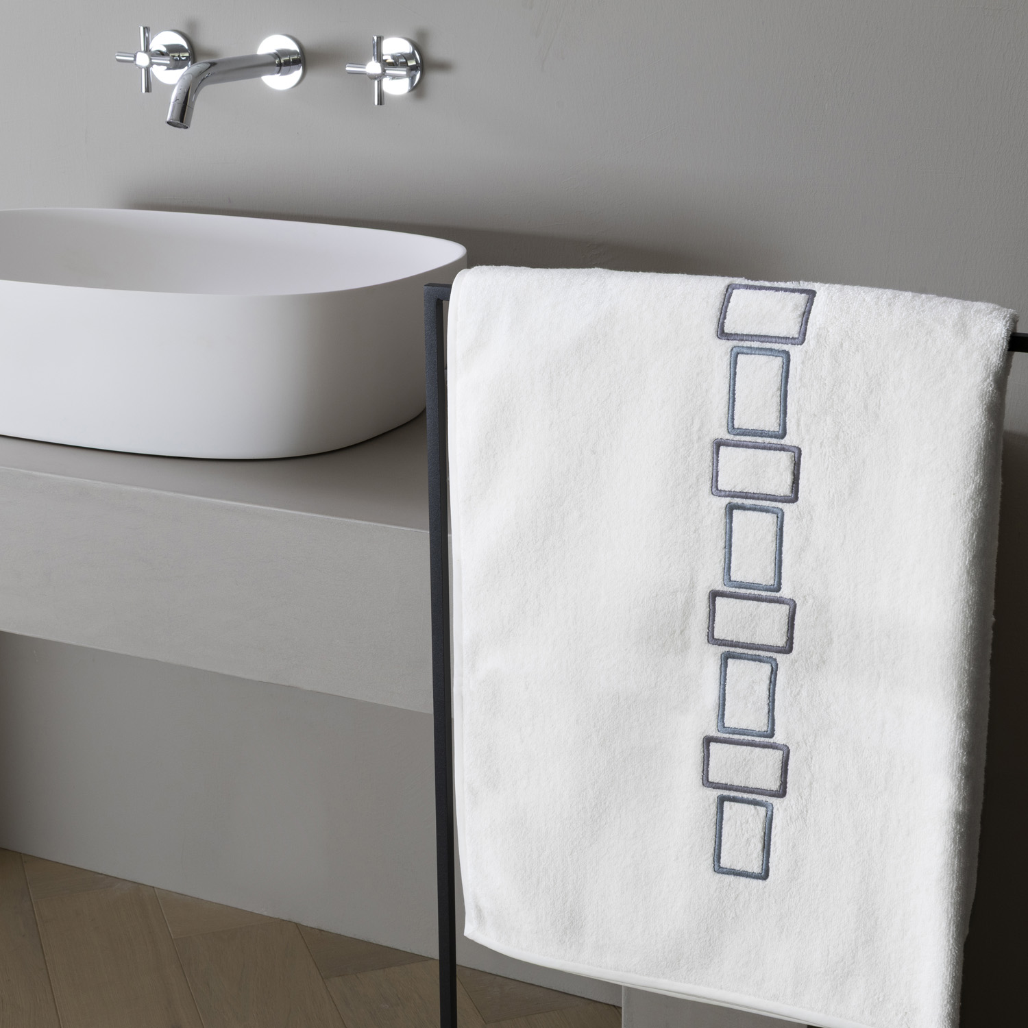 Bold Bicolor Embroidery Telo Doccia