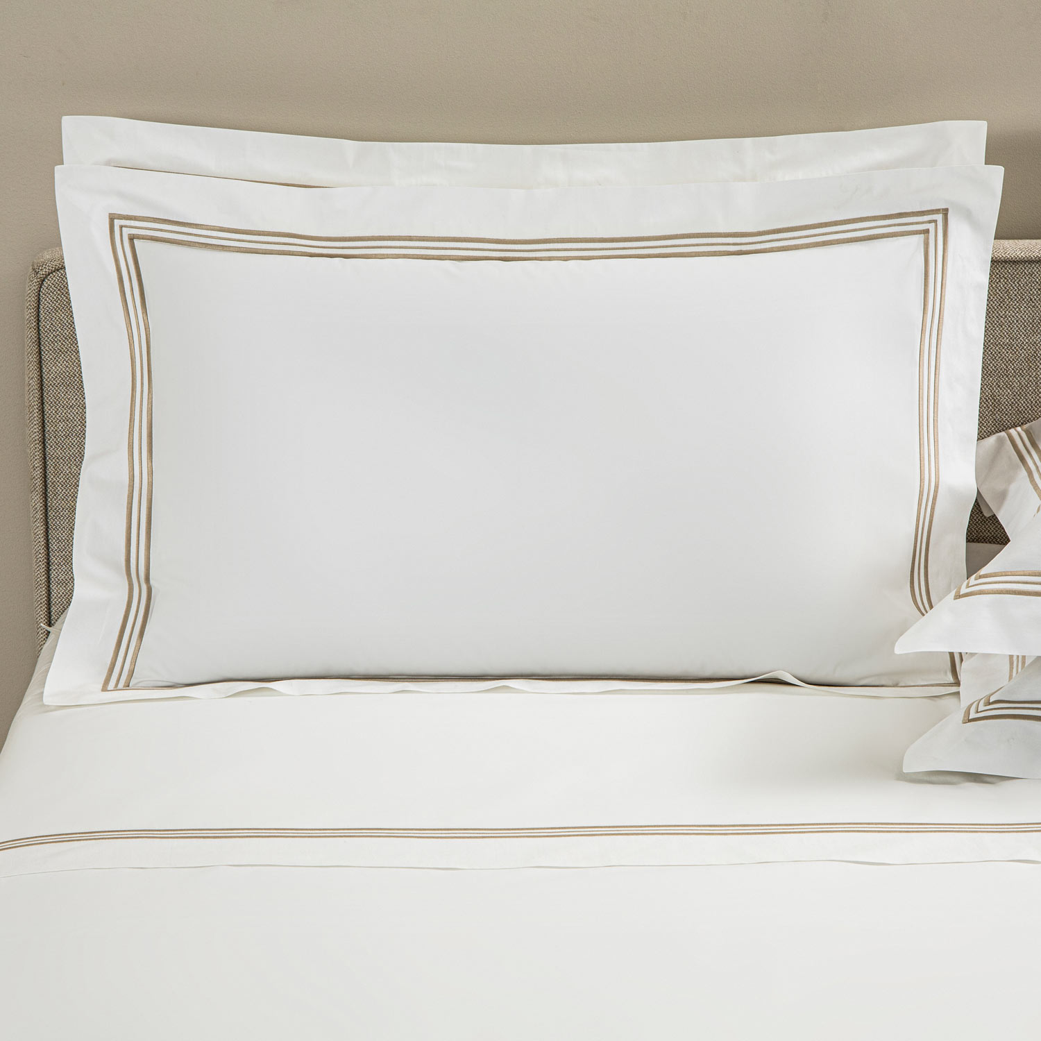 Frette White/Savage Beige Triplo Bourdon Sham In Size Oxford, Cotton Poplin | Made In Italy