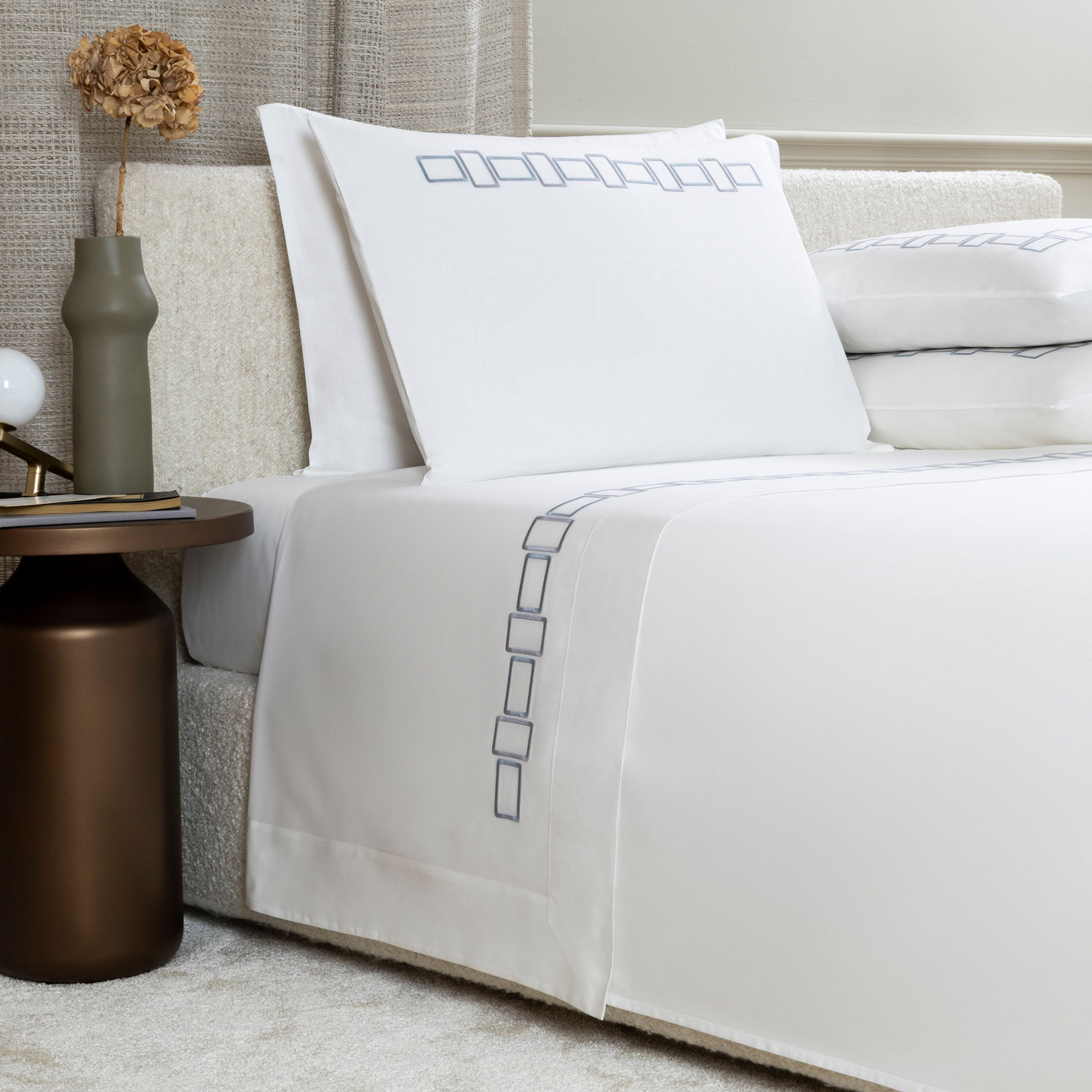 Bold Bicolor Embroidery Completo letto