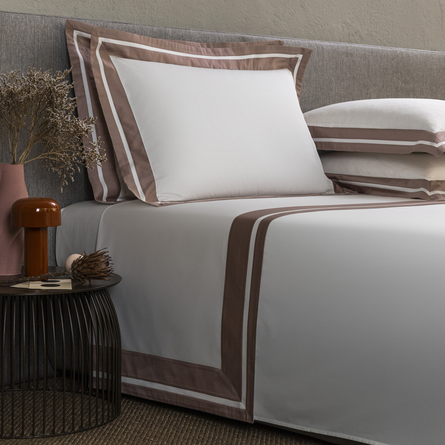 Frette Shades Sheet Set In Milk/Dusty Mauve Size King, Cotton Sateen | Made In Italy