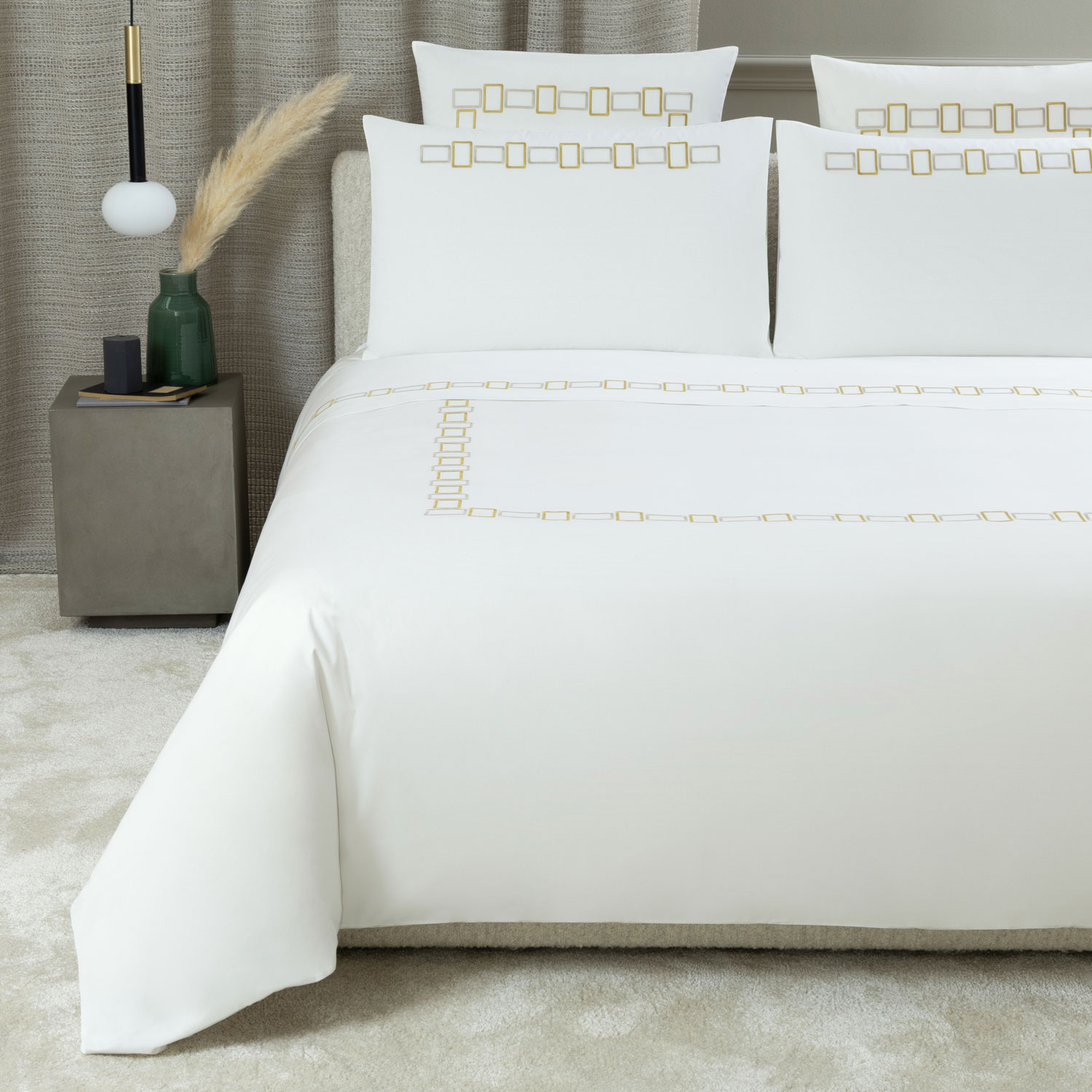 Bold Bicolor Embroidery Copripiumino